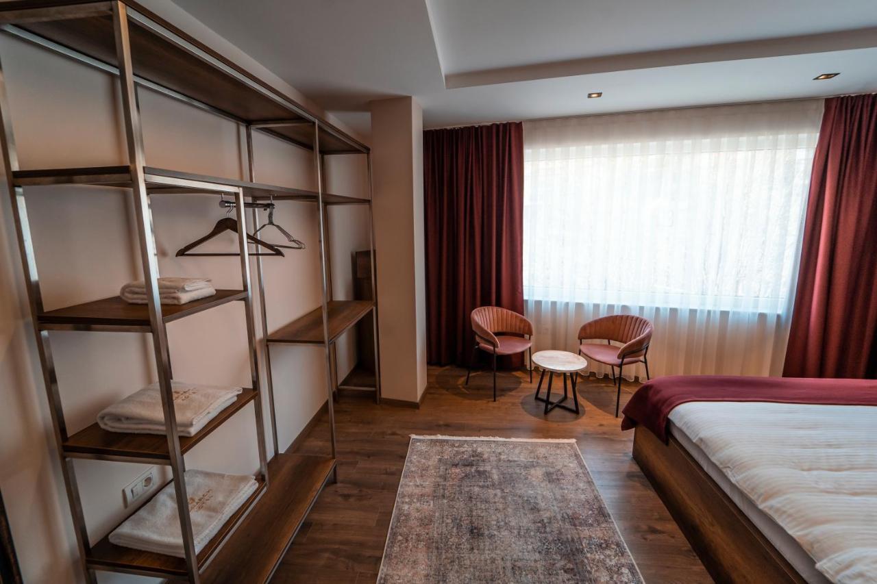 Monarch Boutique Hotel Призрен Экстерьер фото